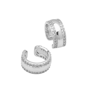 Vista macro dettagliata di ear cuff in argento con doppia fila di zirconi incastonati