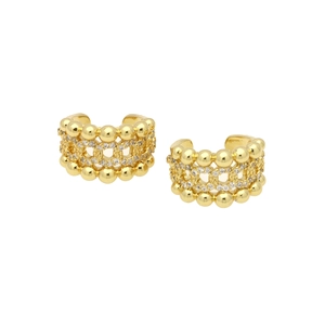Dettaglio ravvicinato dell'ear cuff placcato oro con zirconi e bordo con perline