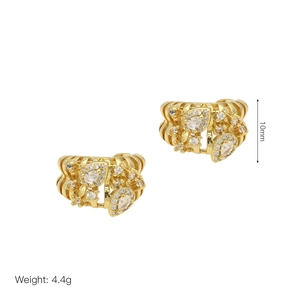 Dettaglio degli orecchini ad ala di farfalla placcati oro con pietre di zircone