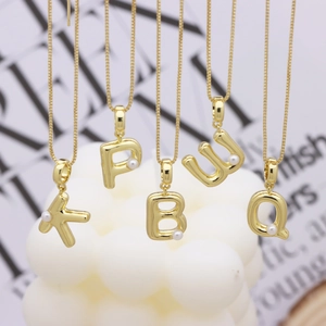 Collier avec pendentif lettre 3D dorée et perle pour femme disponible en 5 variantes