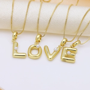 Collier doré minimaliste avec lettres LOVE, perles et chaîne maille vénitienne