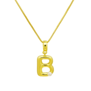 Détail du pendentif lettre B dorée orné d'une perle blanche sur une fine chaîne box