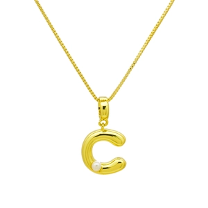 Détail d'un pendentif lettre C doré orné d'une perle blanche sur une chaîne fine