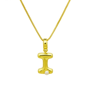 Macro d'un pendentif lettre I dorée avec perle blanche sur une chaîne à mailles carrées