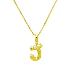 Vue détaillée du collier chaîne dorée avec pendentif lettre J incrusté de perles