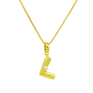 Détail du collier à chaîne box dorée avec pendentif lettre L et petite perle