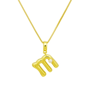 Détail du collier à chaîne box dorée avec pendentif lettre M et perle blanche