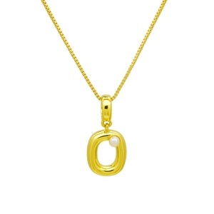 Détail du collier lettre O dorée avec finition brillante et petite perle sur chaîne maille