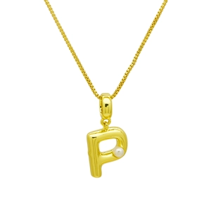 Détail d'un pendentif lettre P doré avec incrustation de perles sur chaîne box