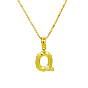 Détails du pendentif doré en forme de lettre Q orné d'une perle blanche sur chaîne box