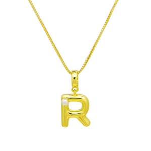 Détail du pendentif lettre R dorée avec perle blanche sur une chaîne maille vénitienne
