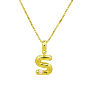Détail du pendentif lettre S en or 3D avec perle sur une chaîne à mailles vénitiennes