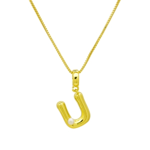 Détail du pendentif lettre U doré orné d'une perle blanche sur chaîne box dorée
