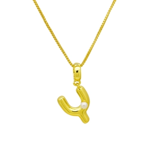 Détail du collier pendentif lettre Y doré orné d'une perle sur une chaîne box