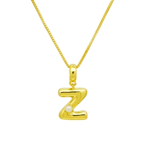Détail du pendentif lettre Z dorée avec perle blanche et chaîne à maille vénitienne