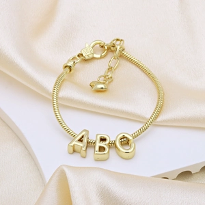 Bracciale a catena serpente placcato oro 18k con ciondoli lettere ABC e cuore