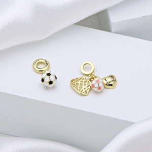 Ciondoli da calcio dorati alla moda con dettagli in smalto per braccialetti tipo Pandora