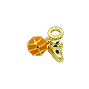 Dettaglio di un ciondolo a forma di basket e scarpa sportiva dorata con smalto arancione