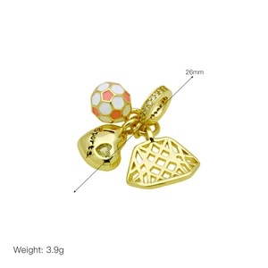 Dettaglio ciondolo calcio dorato con cuore Sports e gemma gialla, misura 26mm e peso 3,9g