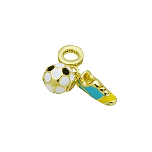 Dettaglio macro di un ciondolo a pallone da calcio e scarpa dorati in smalto