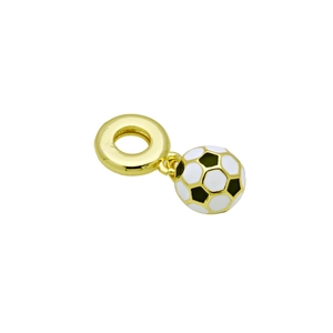 Vista dettagliata del ciondolo a pallone da calcio con smalto bianco e nero e anello oro