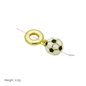 Dettaglio ciondolo a pallone da calcio dorato con dimensioni 23mm e peso di 4,2g