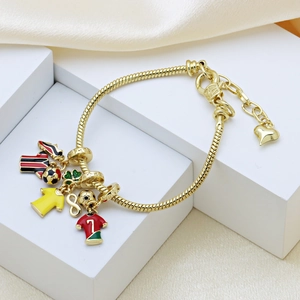 Goldenes Fußball-Bettelarmband mit Trikots und Fußbällen auf weißen Display-Blöcken