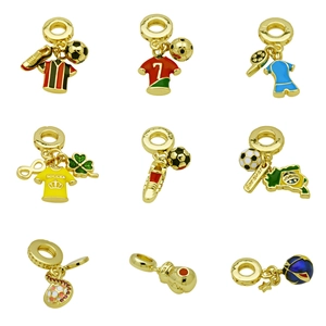 Sportanhänger-Kollektion mit vergoldeten Fußballtrikots und bunten Emaille-Details