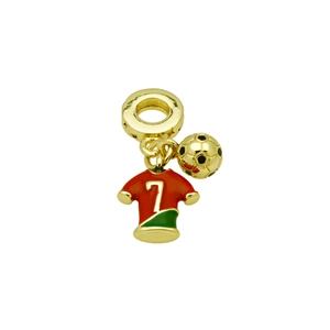 Detail eines Goldanhängers mit Fußball und Trikot Nummer 7 für ein Sport-Armband