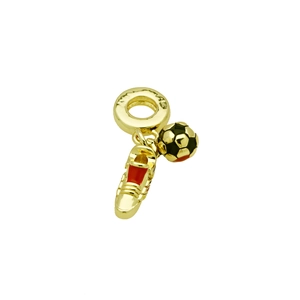 Makro-Detail eines goldenen Fußballschuhs und Ballanhängers mit Emaille-Beschichtung