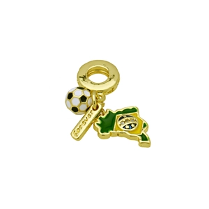 Detail von goldenem Fußball-Charm mit Forever-Stab und Brasilien-Emaille-Anhänger