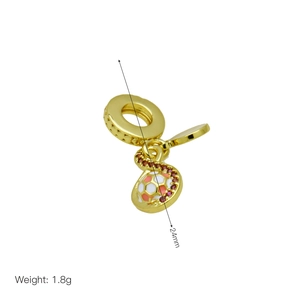 Detailansicht eines 24mm Gold-Fußballanhängers mit rosa Steinen und Emaille-Finish