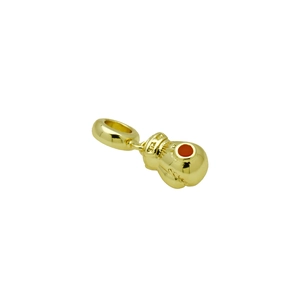 Makroaufnahme von Boxhandschuh-Anhänger in Gold mit Love-Gravur und roten Punkten