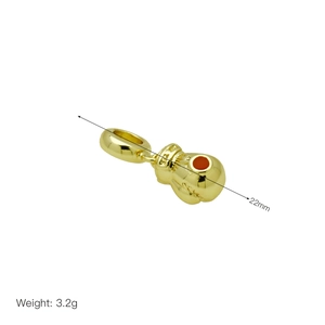 Makroaufnahme von 22mm Gold-Boxhandschuh-Anhänger mit 3,2g Gewicht und Texturdetails