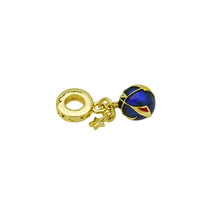 Detailaufnahme des goldenen Fußball-Charms mit bunter Emaille und einem Stern-Anhänger
