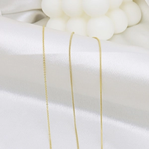 Ensemble de colliers minimalistes en cuivre plaqué or avec maille serpent et boîte