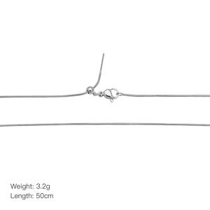 Détail d'une chaîne serpent argentée avec fermoir mousqueton et perle réglable 50cm