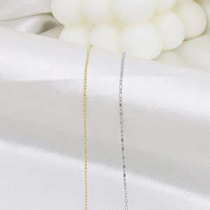 Chaînes à billes minimalistes en or et argent sur soie blanche pour superposition de bijoux
