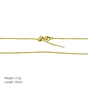 Détail d'un collier chaîne à billes dorée de 50cm avec fermoir mousqueton pesant 2,4g