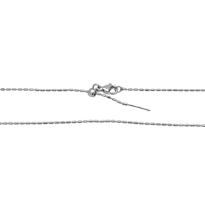Détail d'une chaîne à billes en argent avec fermoir ajustable et mousqueton