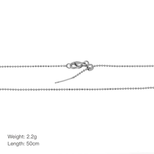 Vue détaillée du collier à perles argenté 50cm avec fermoir mousqueton et aiguille réglable