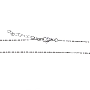 Détail d'un collier chaîne à billes argenté avec fermoir mousqueton et extension