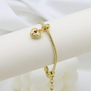 Bracelet chaîne serpent dorée avec pendentif cœur et accents de zircon brillants