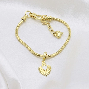 Bracelet chaîne serpent dorée avec pendentif cœur soleil et émail blanc sur soie