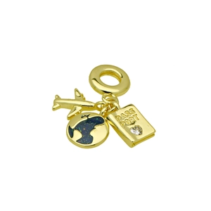 Gros plan de charms de voyage en or 18 carats avec avion, passeport et globe bleu scintillant