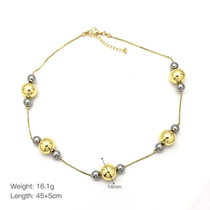 Détail du collier de perles bicolores or et argent avec boules de 14mm et fermoir mousqueton