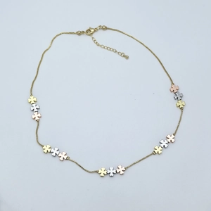 Détail des charms trèfle tricolores sur une chaîne maille miroir avec fermoir mousqueton