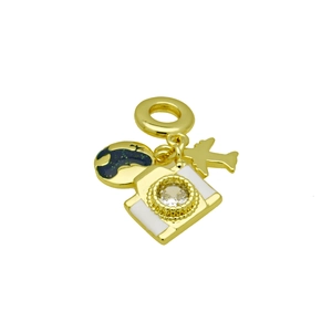 Détail du pendentif voyage en or 18k avec motifs appareil photo, avion et globe