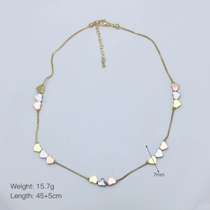 Détail des charms cœur tricolores de 7mm sur chaîne box avec spécifications et fermoir