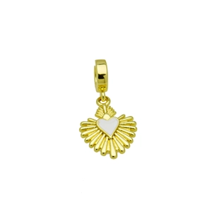 Détail macro du pendentif cœur plaqué or 18k avec émail blanc et incrustation de zircon